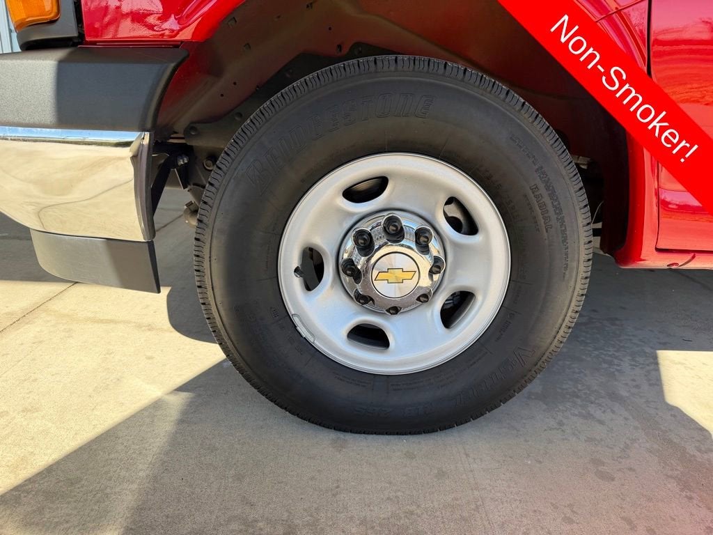 2024 Chevrolet Express Passenger 3500 1LT