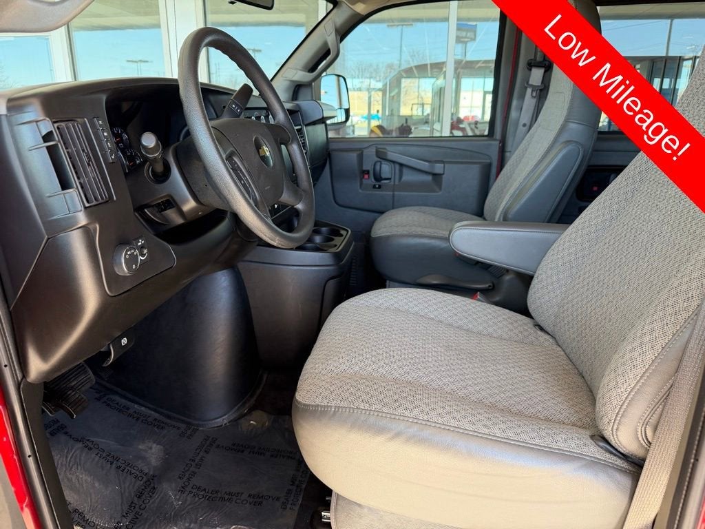 2024 Chevrolet Express Passenger 3500 1LT