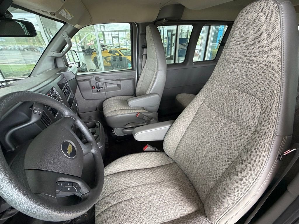 2025 Chevrolet Express Passenger 1LT