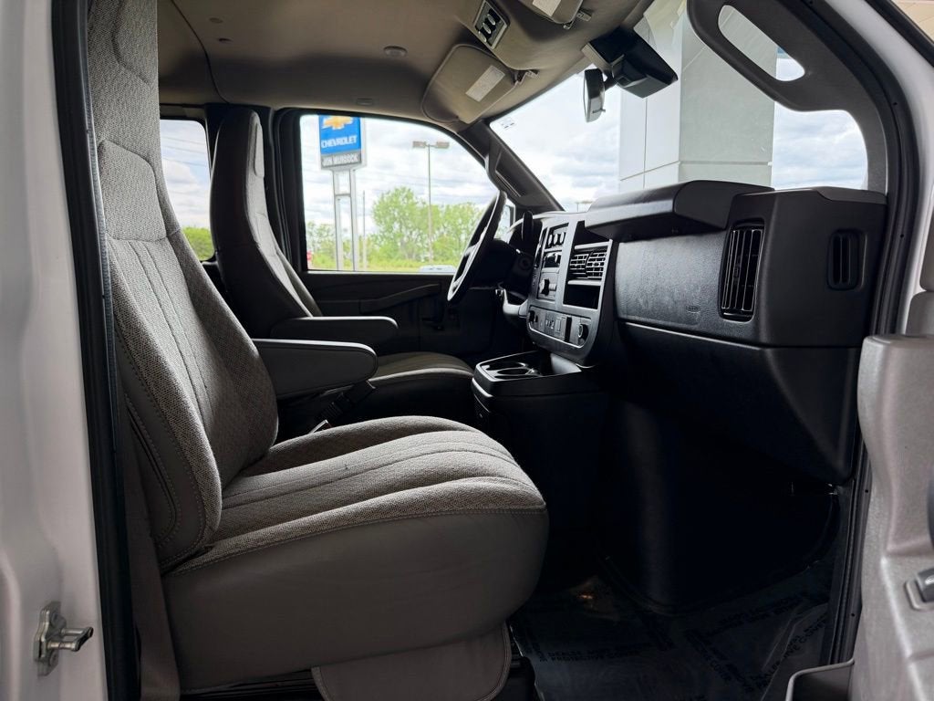 2025 Chevrolet Express Passenger 1LT