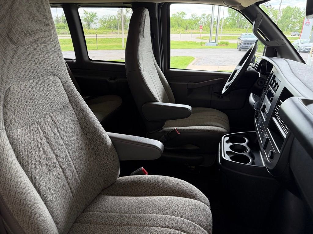 2025 Chevrolet Express Passenger 1LT