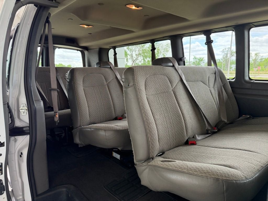 2025 Chevrolet Express Passenger 1LT
