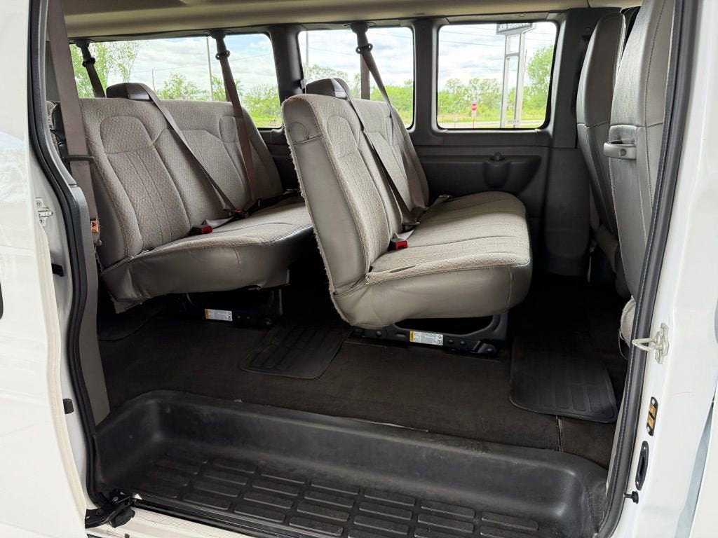 2025 Chevrolet Express Passenger 1LT