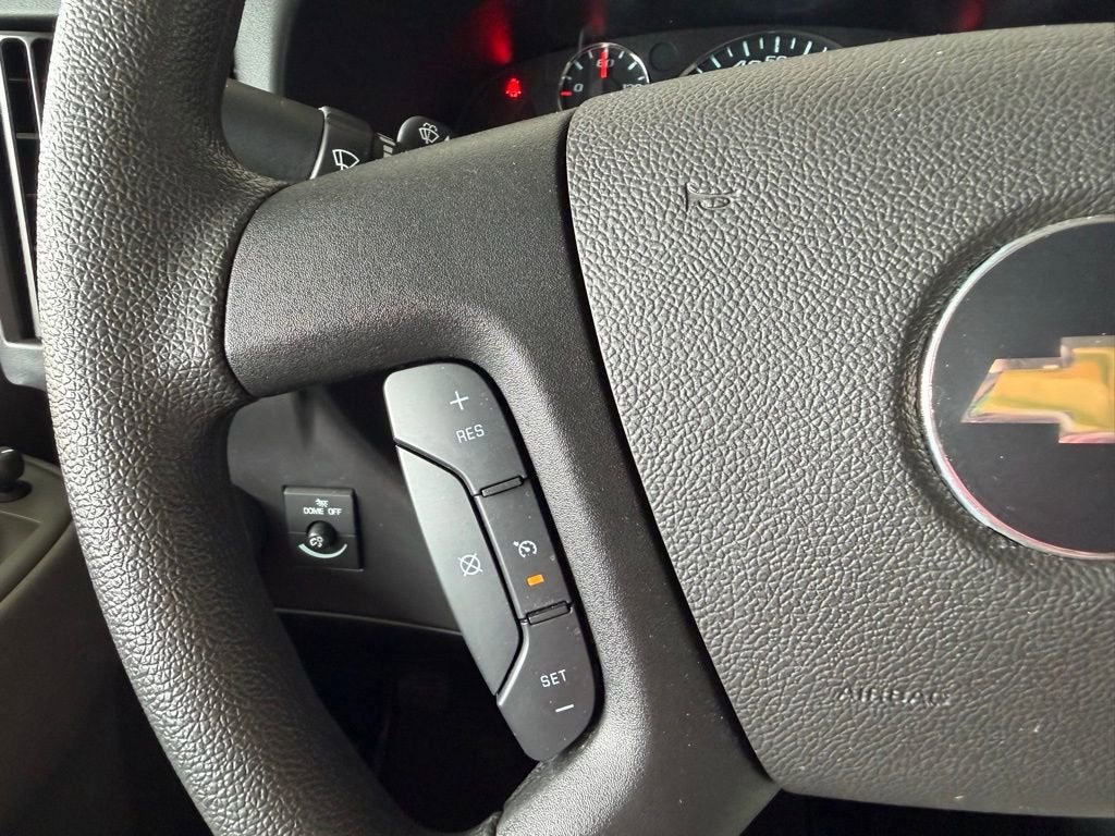 2025 Chevrolet Express Passenger 1LT