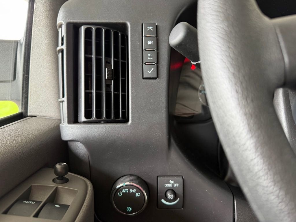 2025 Chevrolet Express Passenger 1LT