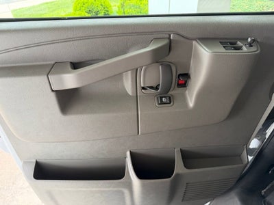 2025 Chevrolet Express Passenger 1LT
