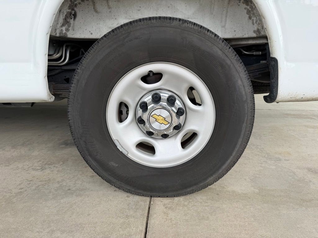 2025 Chevrolet Express Passenger 1LT
