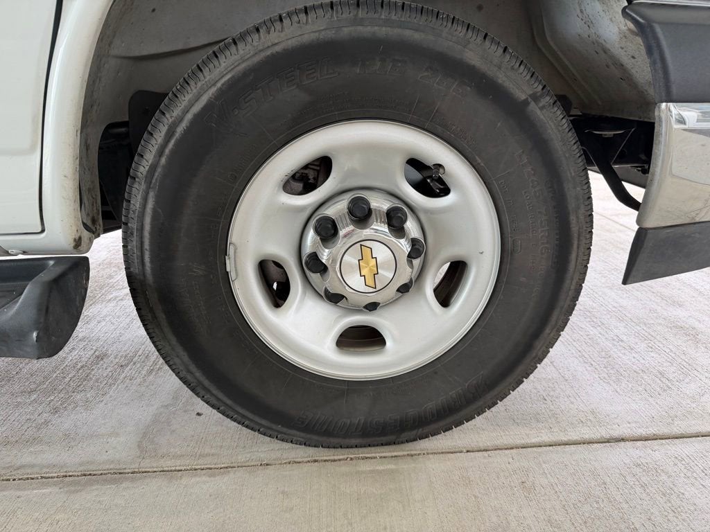2025 Chevrolet Express Passenger 1LT