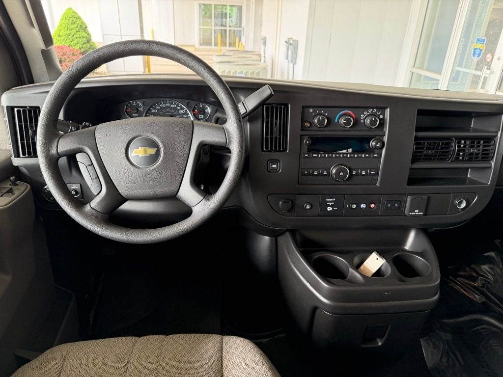 2025 Chevrolet Express Passenger 1LT