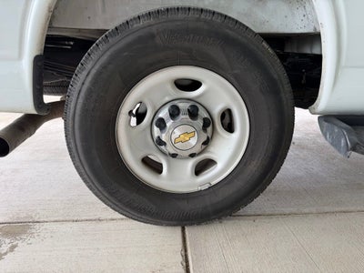 2025 Chevrolet Express Passenger 1LT