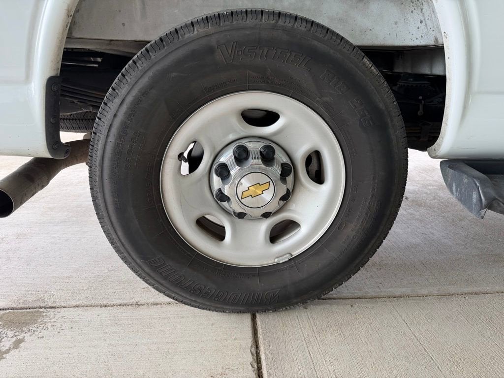 2025 Chevrolet Express Passenger 1LT