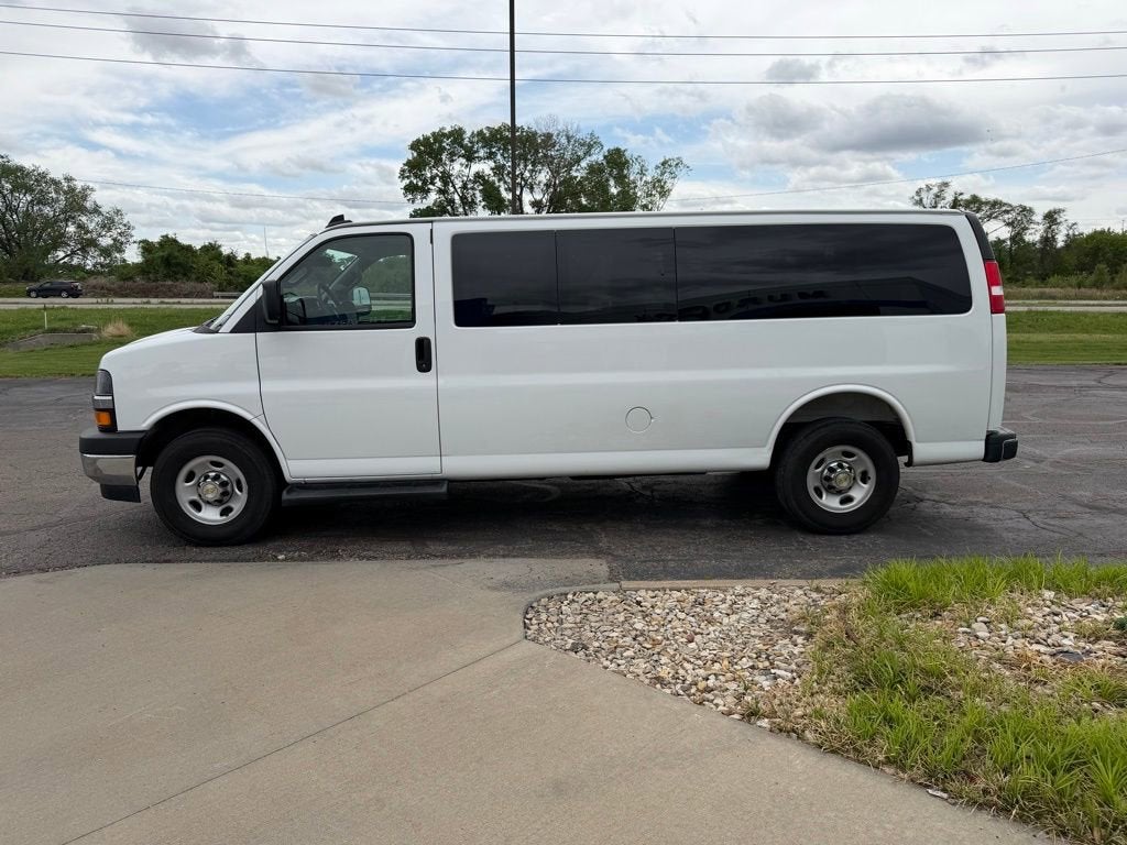 2025 Chevrolet Express Passenger 1LT