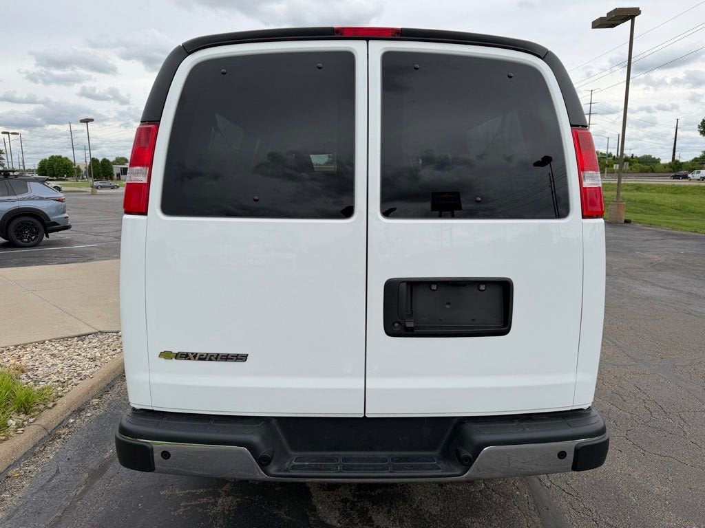 2025 Chevrolet Express Passenger 1LT